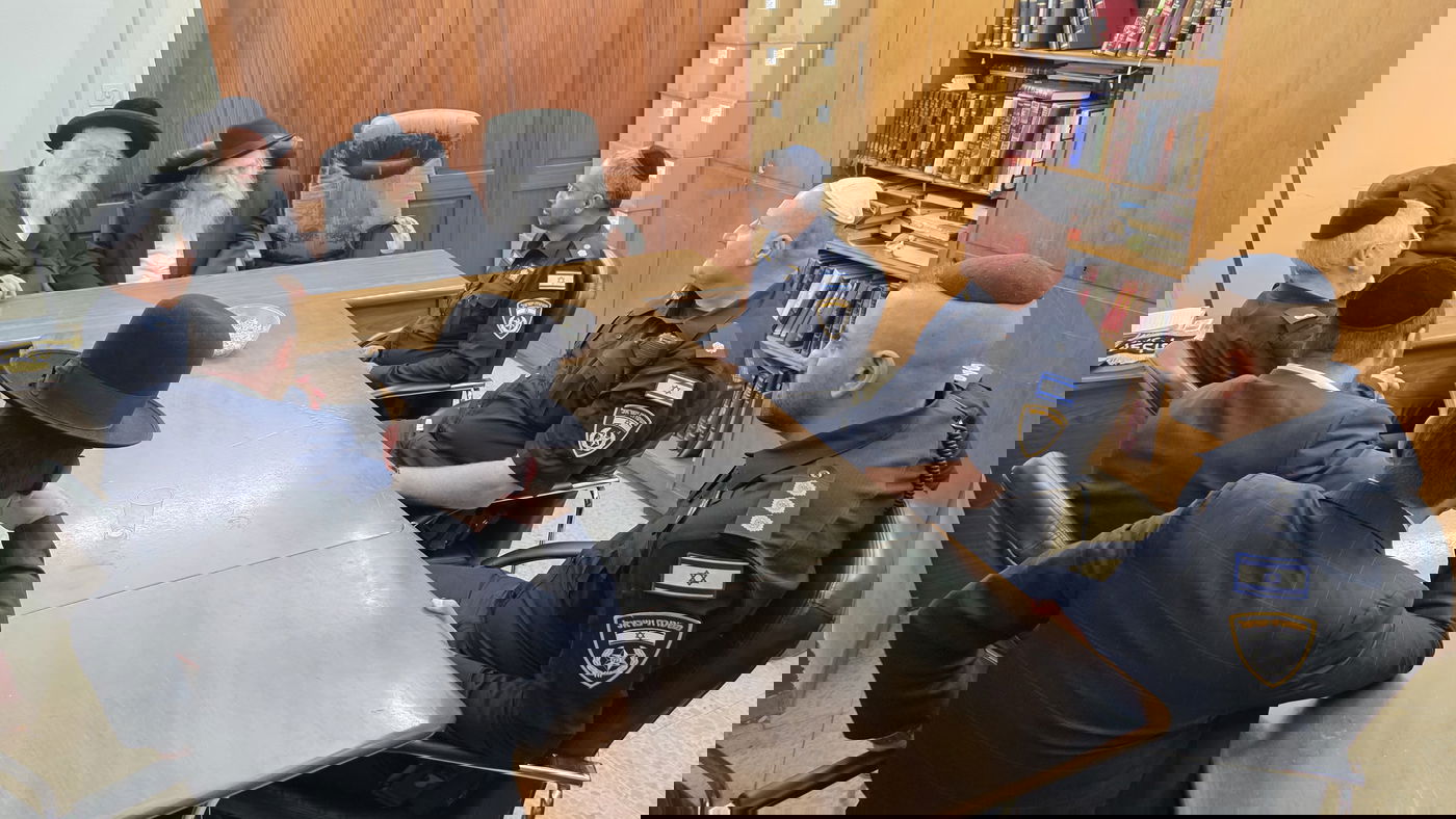 מפקד תחנת בני ברק בביקור אצל רבני העיר