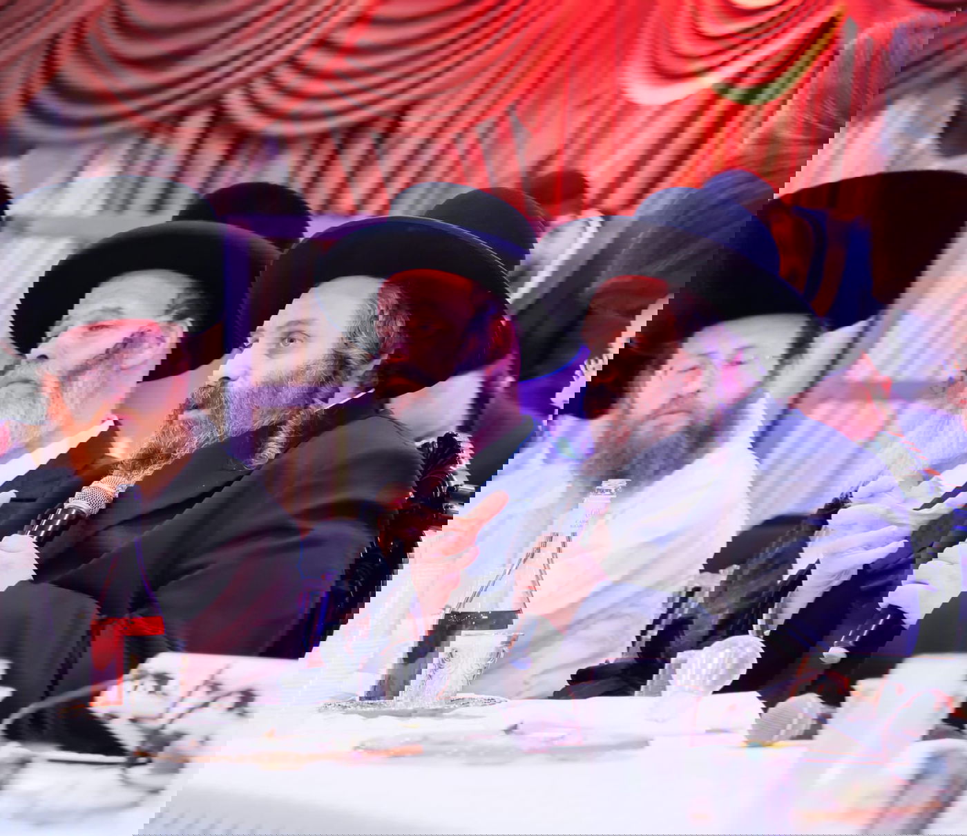  התוועדות ליל הסדר יחודית לבחורים מארגון 'חבורה של שמחה' בחצה"ק גור