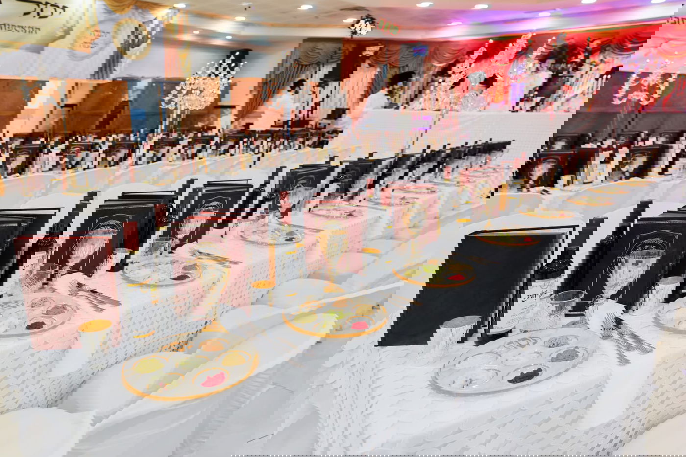  התוועדות ליל הסדר יחודית לבחורים מארגון 'חבורה של שמחה' בחצה"ק גור