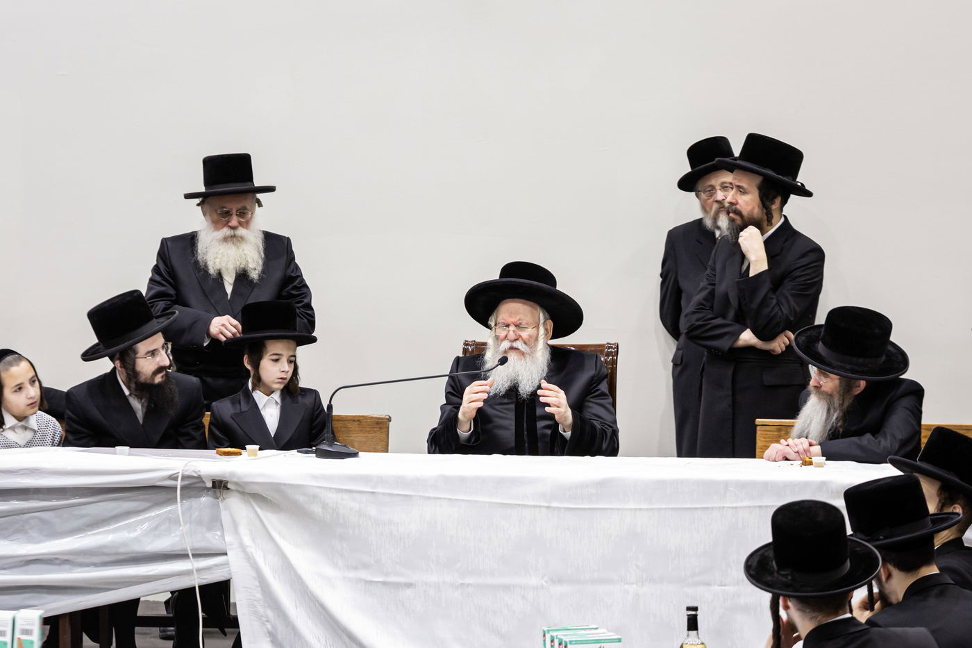 האדמו"ר מבאבוב בהנחת תפילין לנכדו