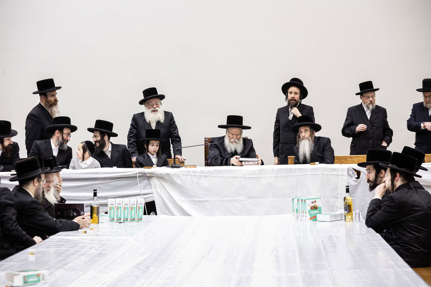 האדמו"ר מבאבוב בהנחת תפילין לנכדו