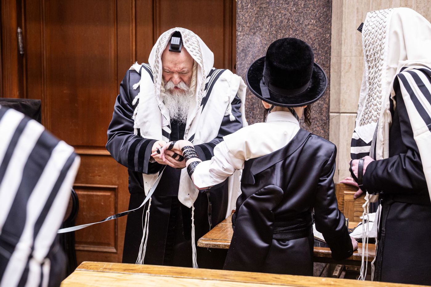 האדמו"ר מבאבוב בהנחת תפילין לנכדו