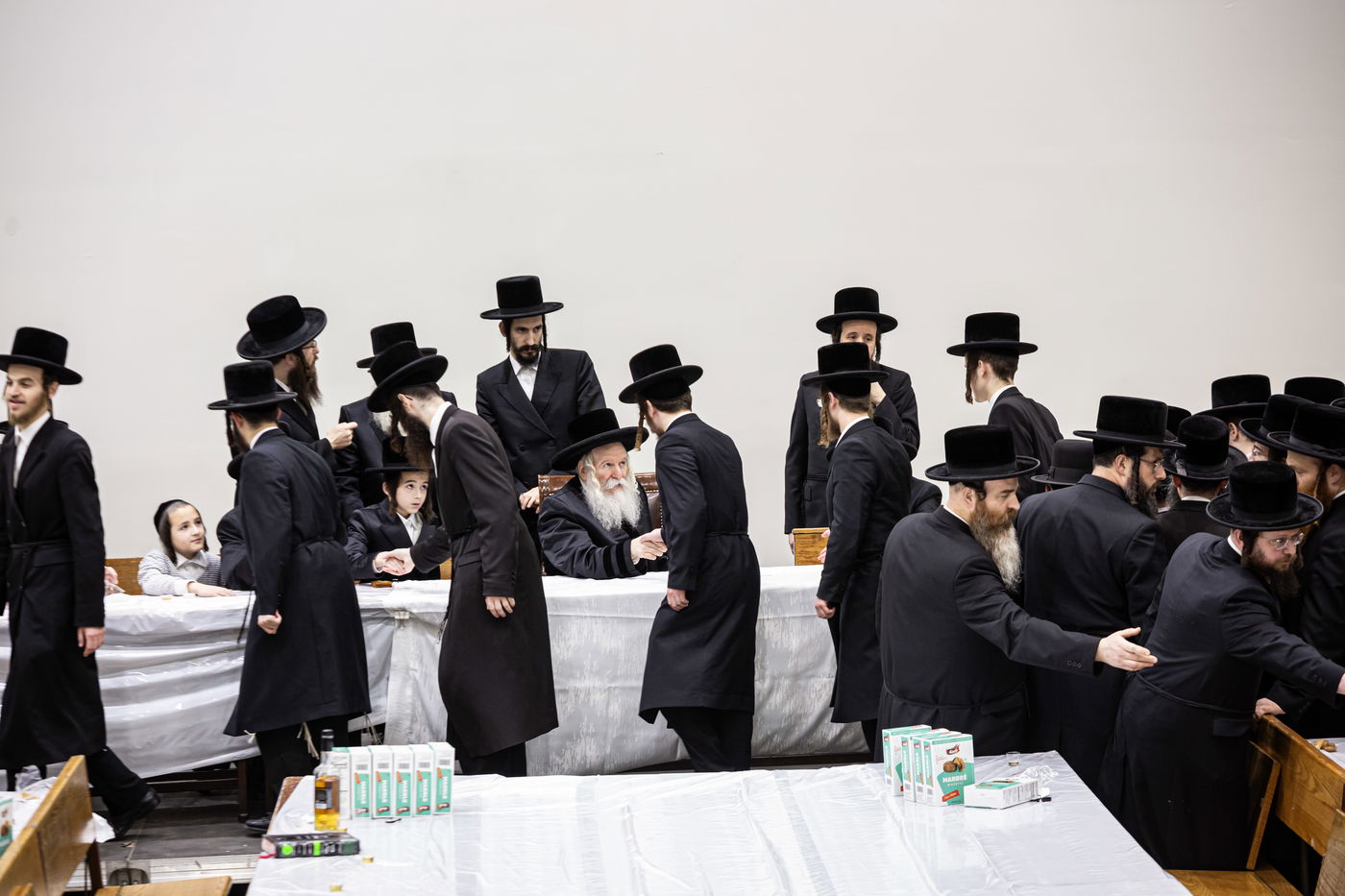 האדמו"ר מבאבוב בהנחת תפילין לנכדו