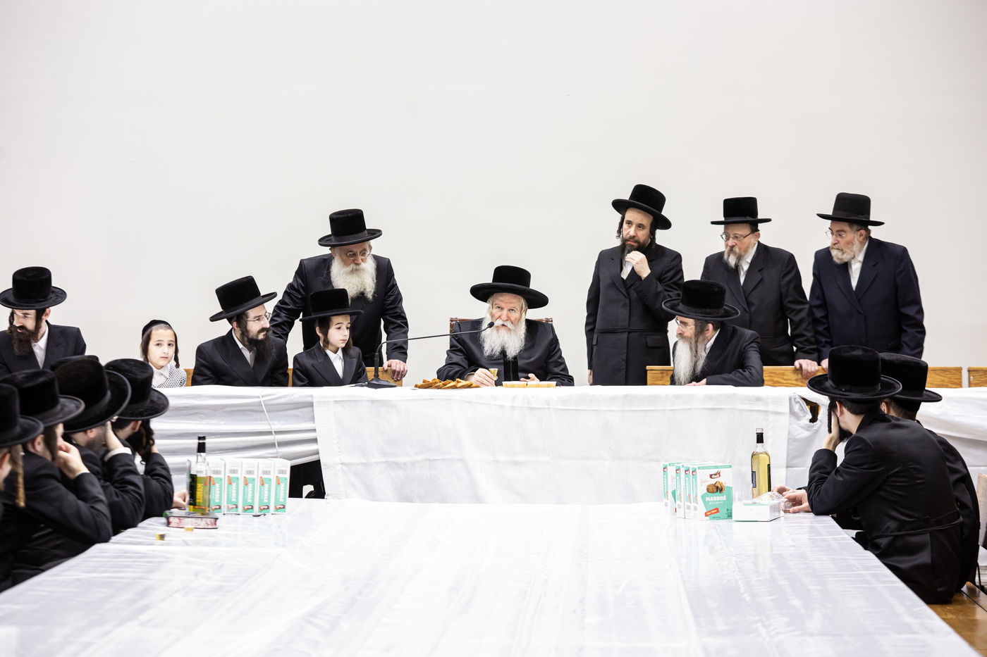 האדמו"ר מבאבוב בהנחת תפילין לנכדו