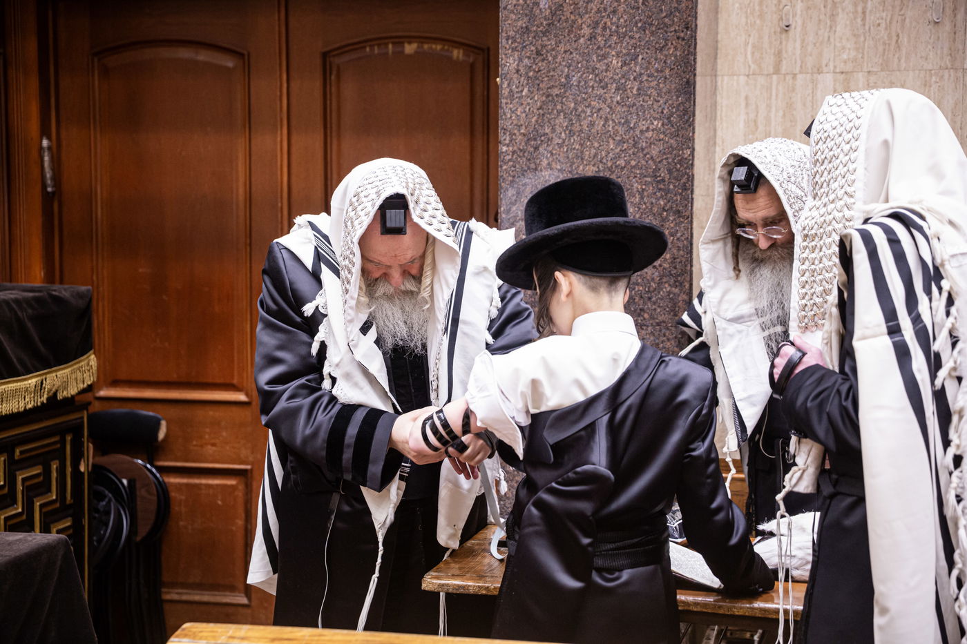 האדמו"ר מבאבוב בהנחת תפילין לנכדו