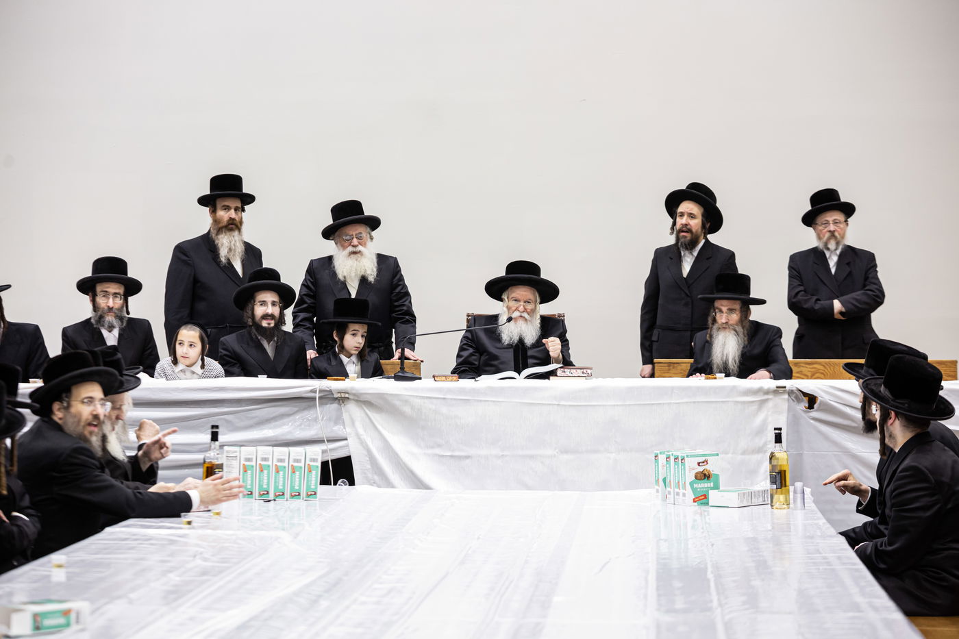 האדמו"ר מבאבוב בהנחת תפילין לנכדו