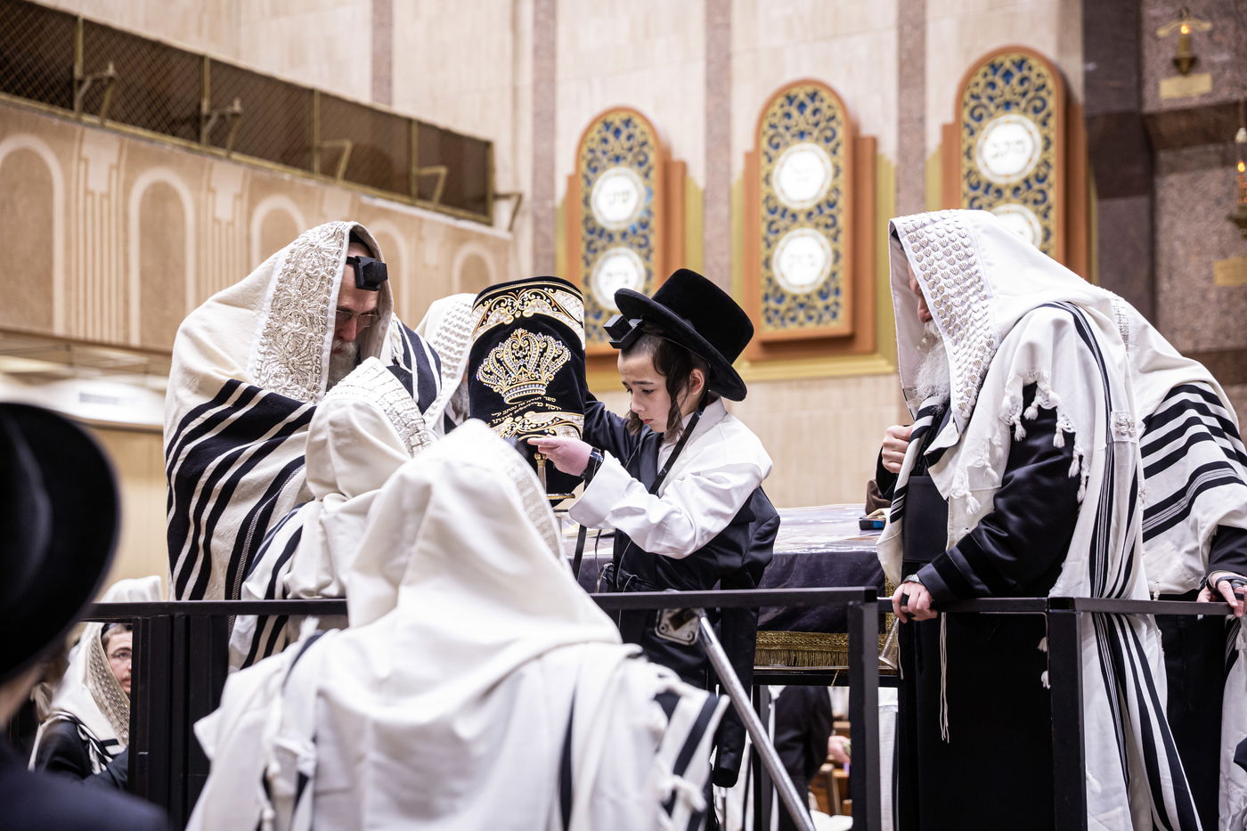 האדמו"ר מבאבוב בהנחת תפילין לנכדו