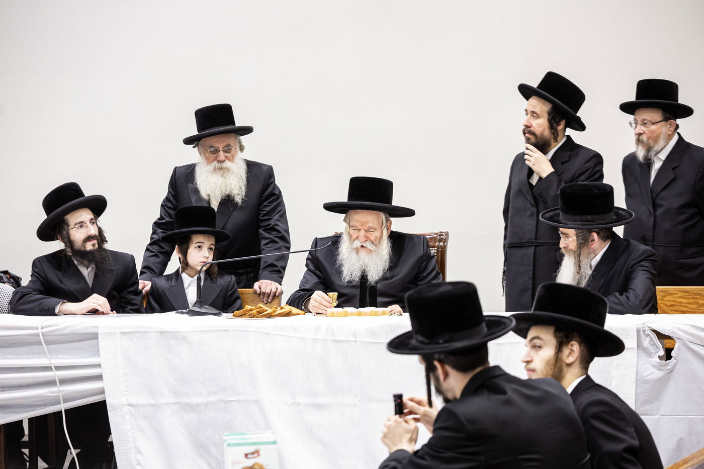 האדמו"ר מבאבוב בהנחת תפילין לנכדו