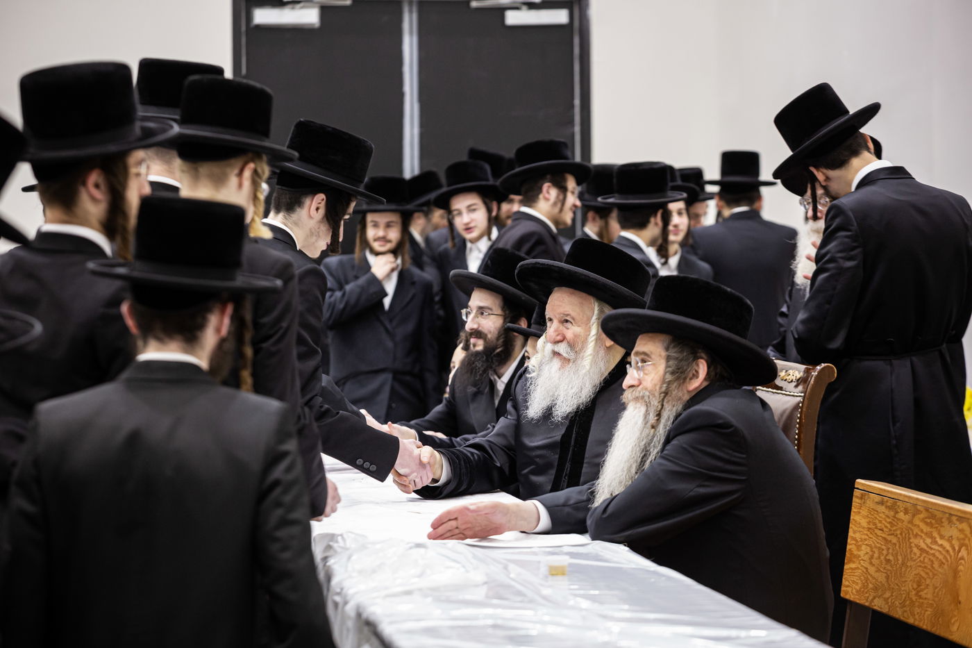 האדמו"ר מבאבוב בהנחת תפילין לנכדו