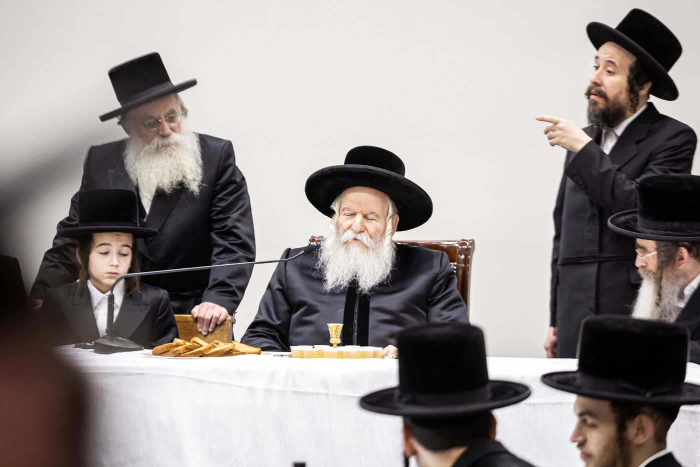 האדמו"ר מבאבוב בהנחת תפילין לנכדו