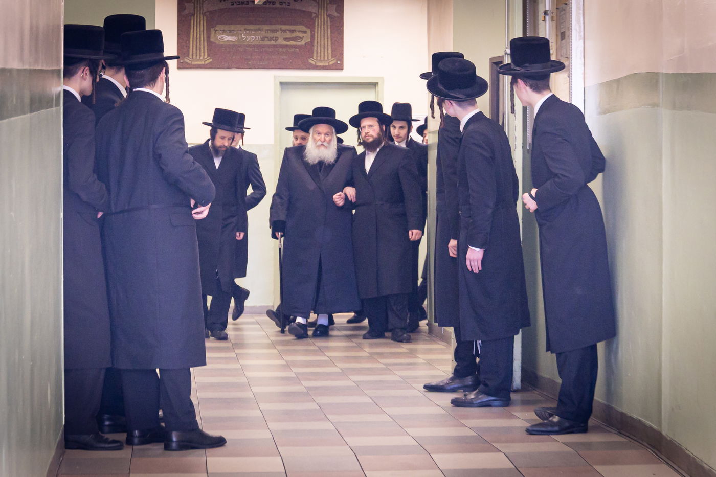 האדמו"ר מבאבוב באסיפת מעות צדקה 