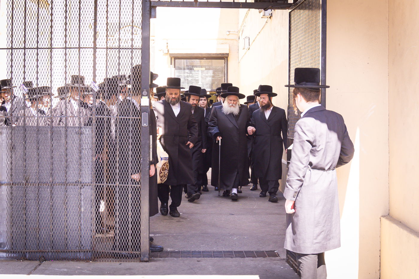 האדמו"ר מבאבוב באסיפת מעות צדקה 