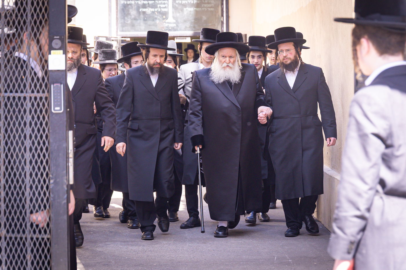 האדמו"ר מבאבוב באסיפת מעות צדקה 