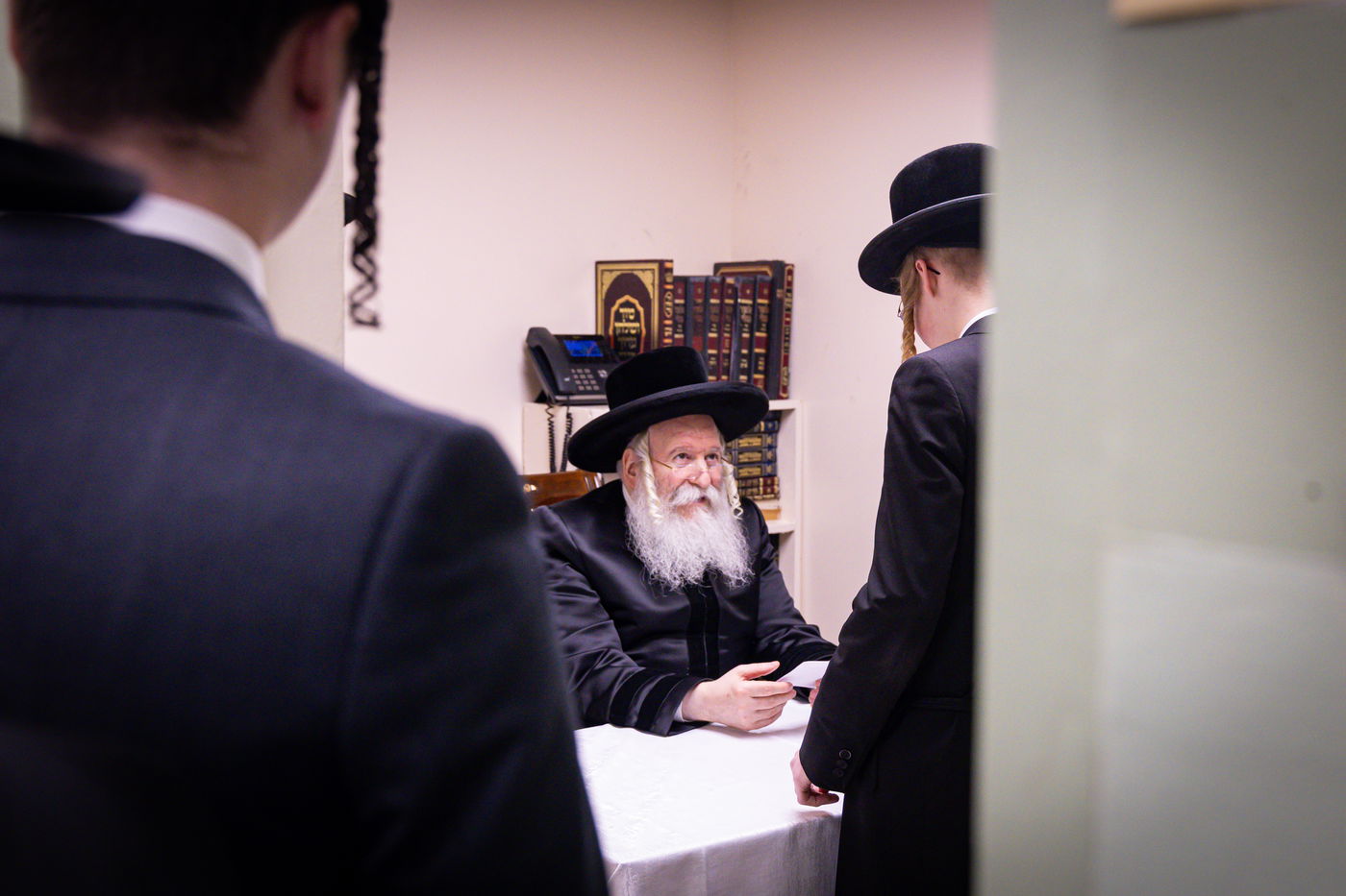 האדמו"ר מבאבוב באסיפת מעות צדקה 