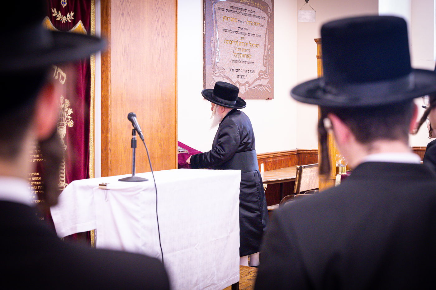 האדמו"ר מבאבוב באסיפת מעות צדקה 