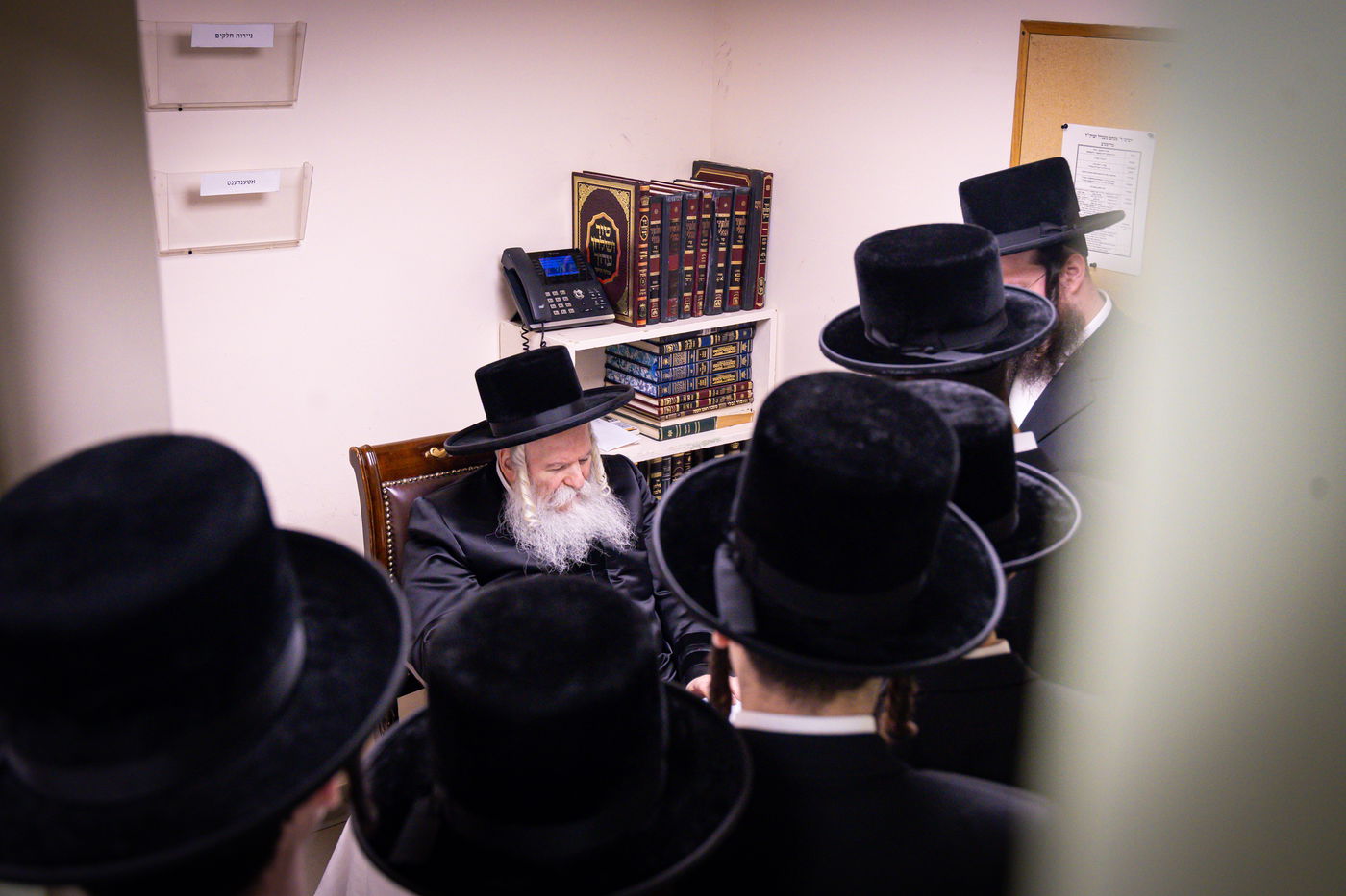 האדמו"ר מבאבוב באסיפת מעות צדקה 