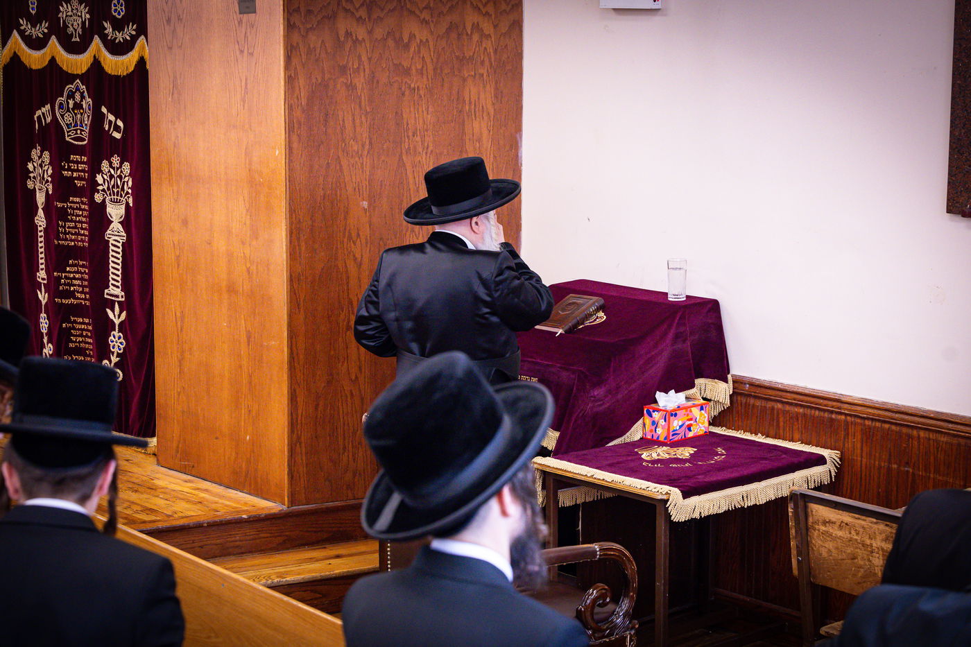 האדמו"ר מבאבוב באסיפת מעות צדקה 