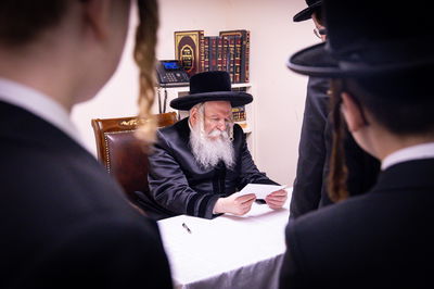 האדמו"ר מבאבוב באסיפת מעות צדקה 