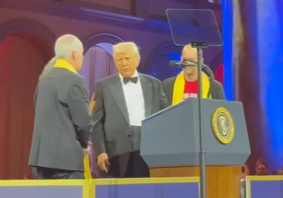 "חבים לך את חיינו" | טראמפ אירח שורדי שבי לעיני אלפים