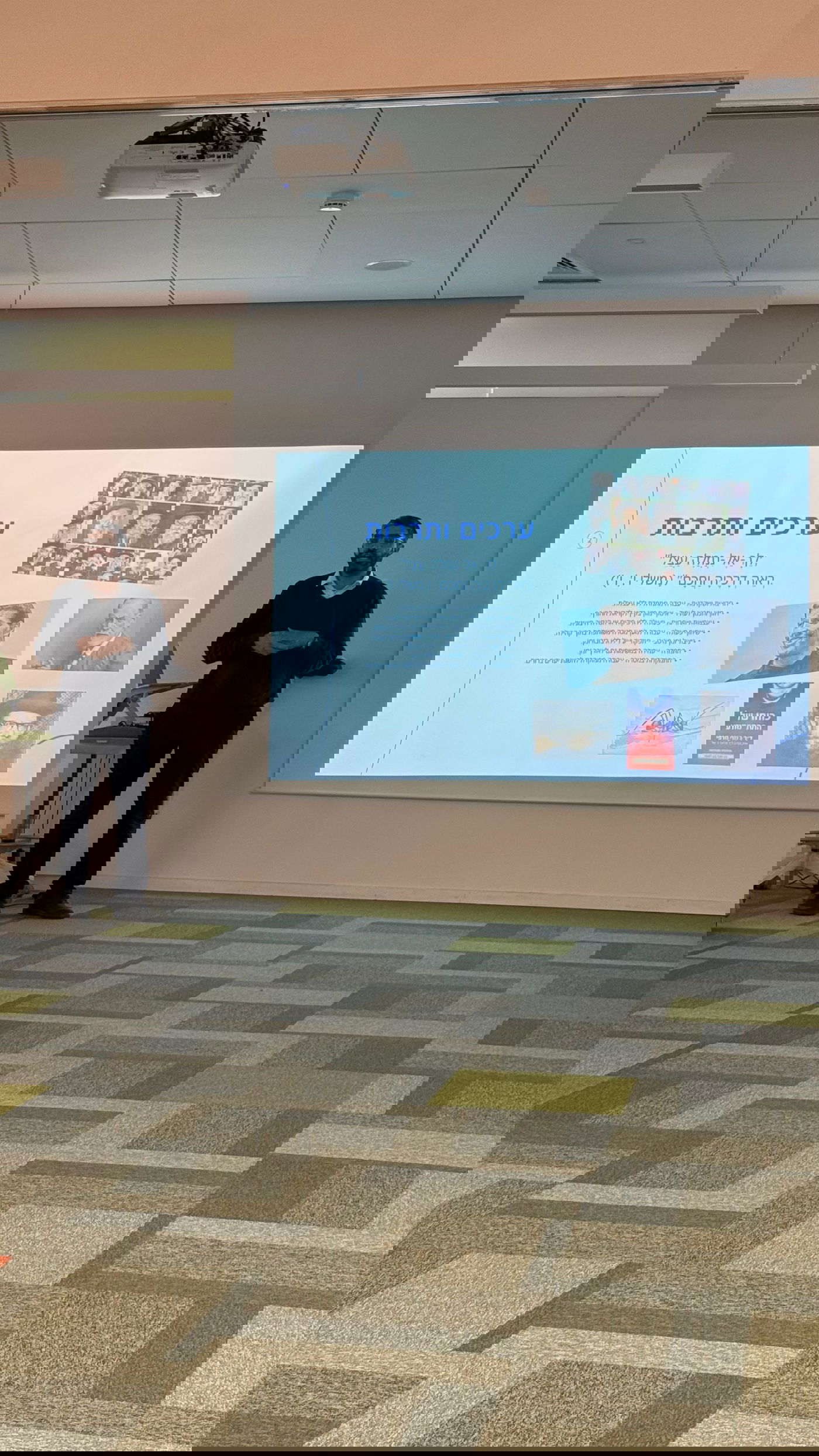 ינון איבגי בהרצאה בפני קהל על בריאות הנפש