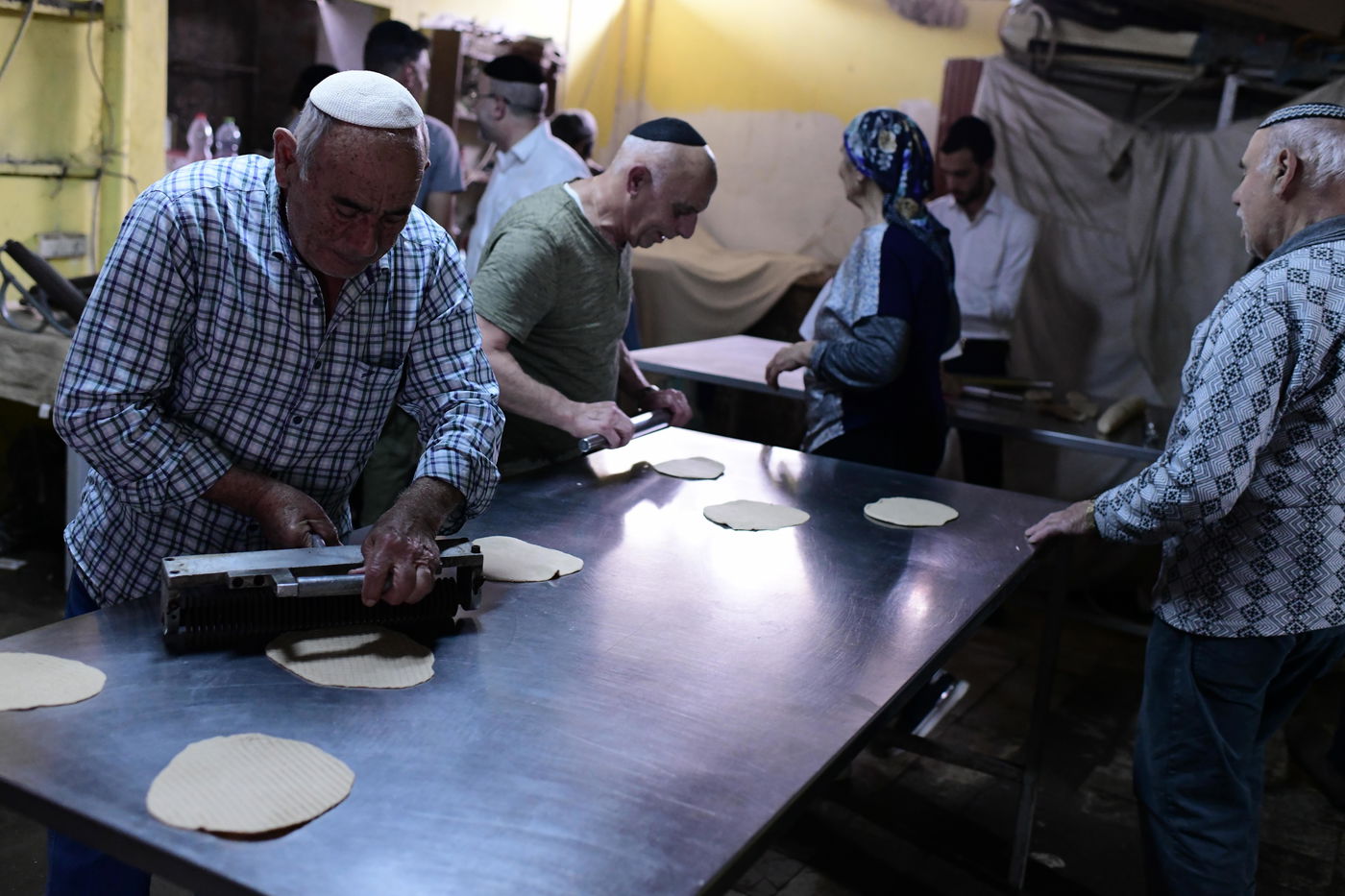 תיעוד מיוחד: אפיית המצות השכונתית בעיר יפו | צפו