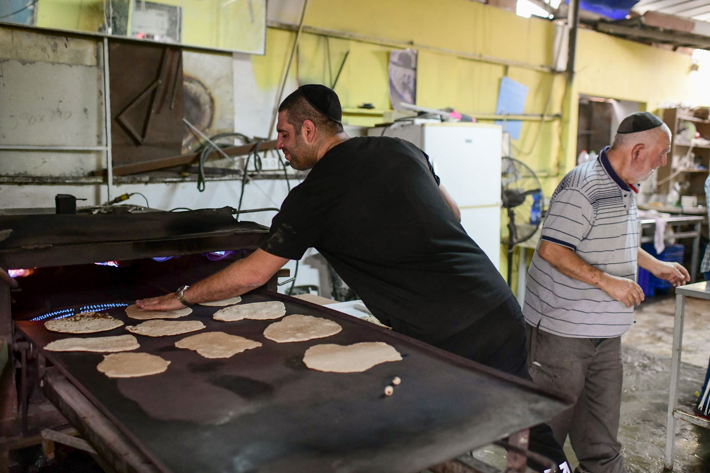 תיעוד מיוחד: אפיית המצות השכונתית בעיר יפו | צפו