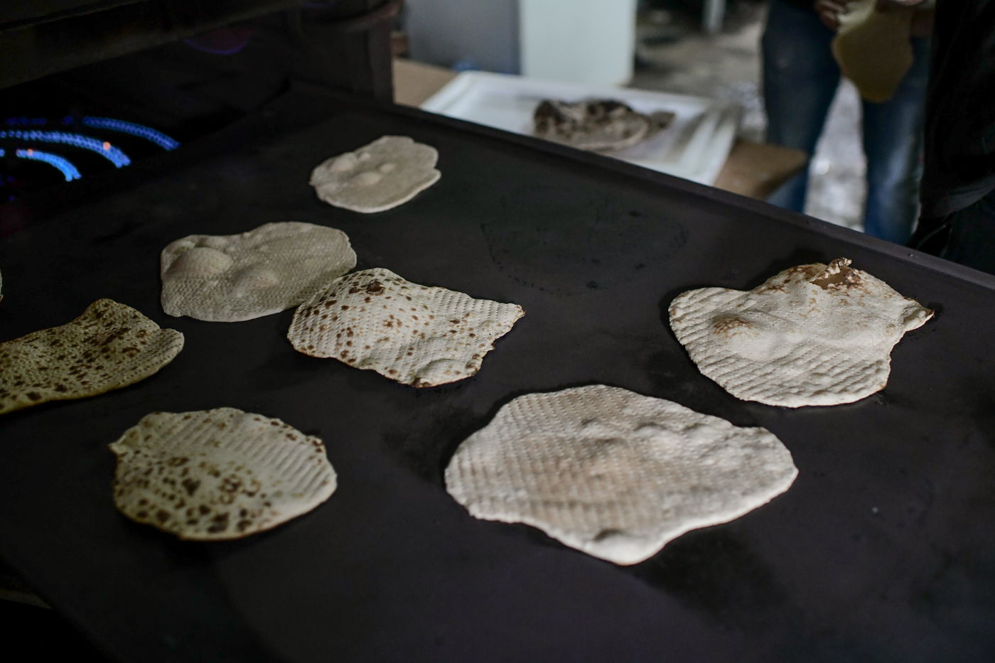 תיעוד מיוחד: אפיית המצות השכונתית בעיר יפו | צפו