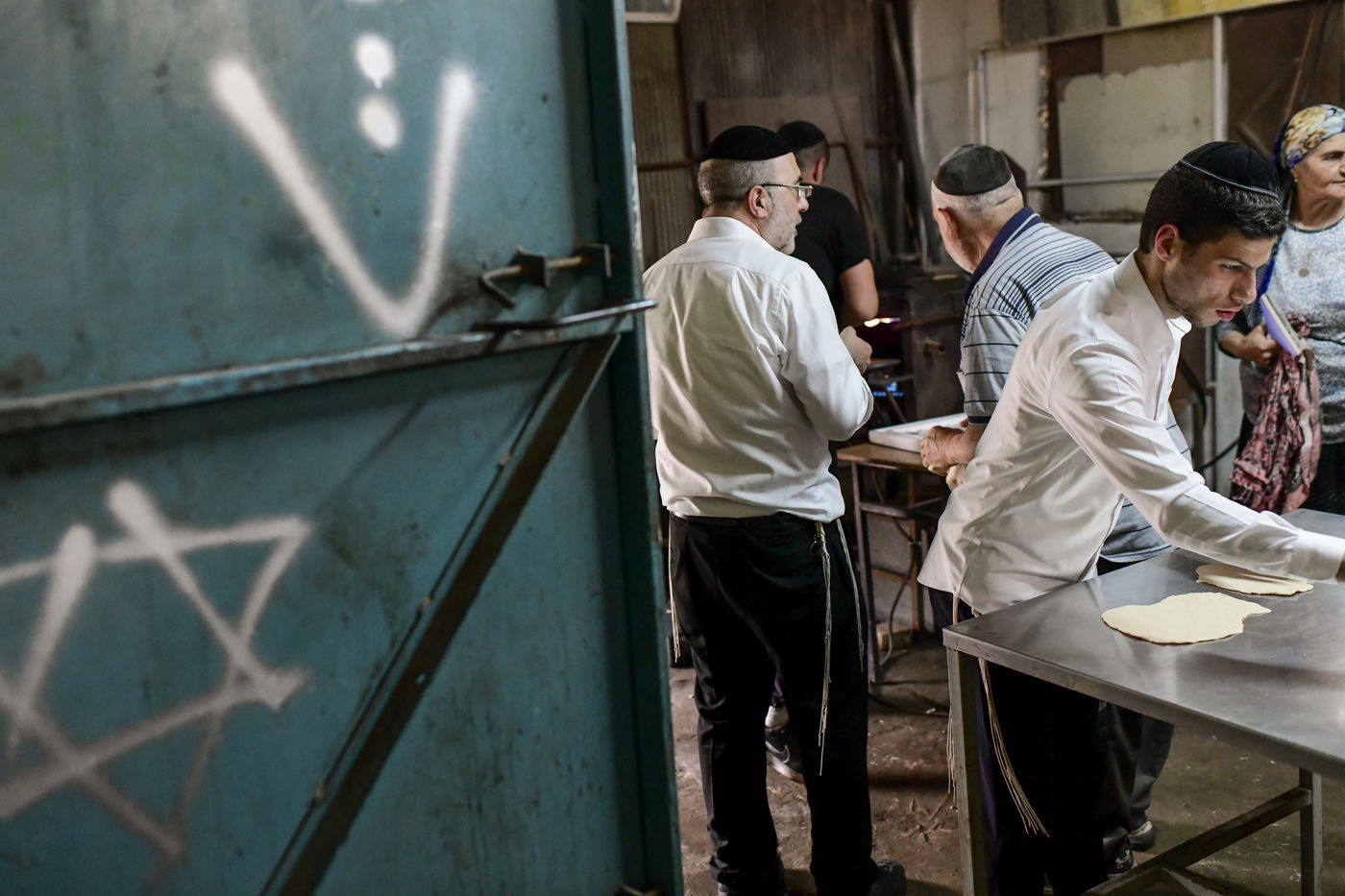 תיעוד מיוחד: אפיית המצות השכונתית בעיר יפו | צפו