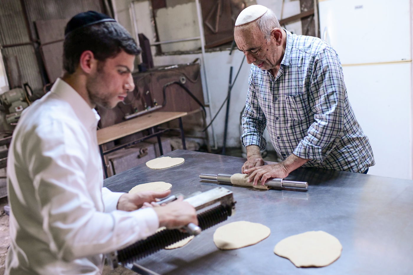 תיעוד מיוחד: אפיית המצות השכונתית בעיר יפו | צפו