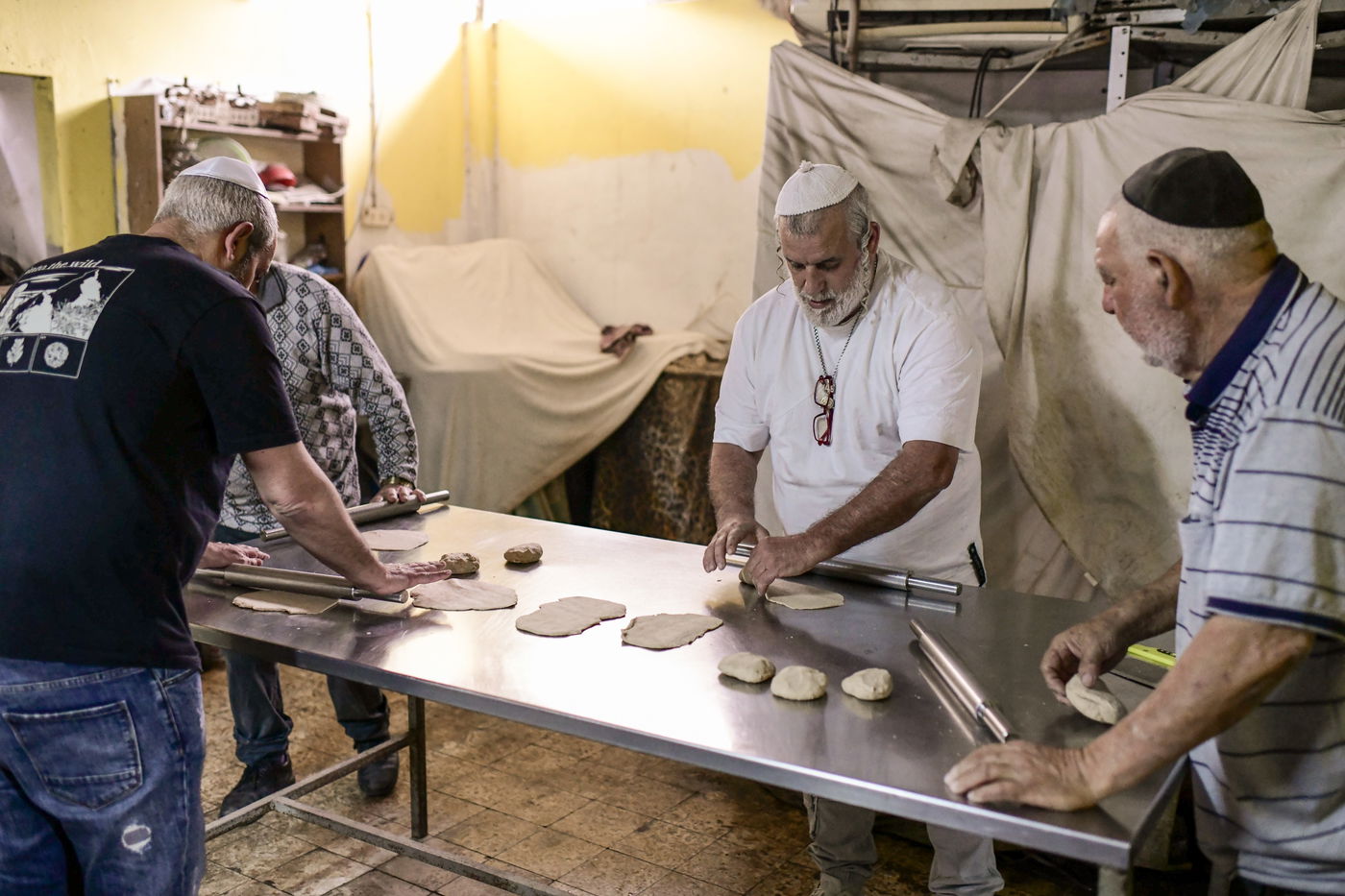 תיעוד מיוחד: אפיית המצות השכונתית בעיר יפו | צפו