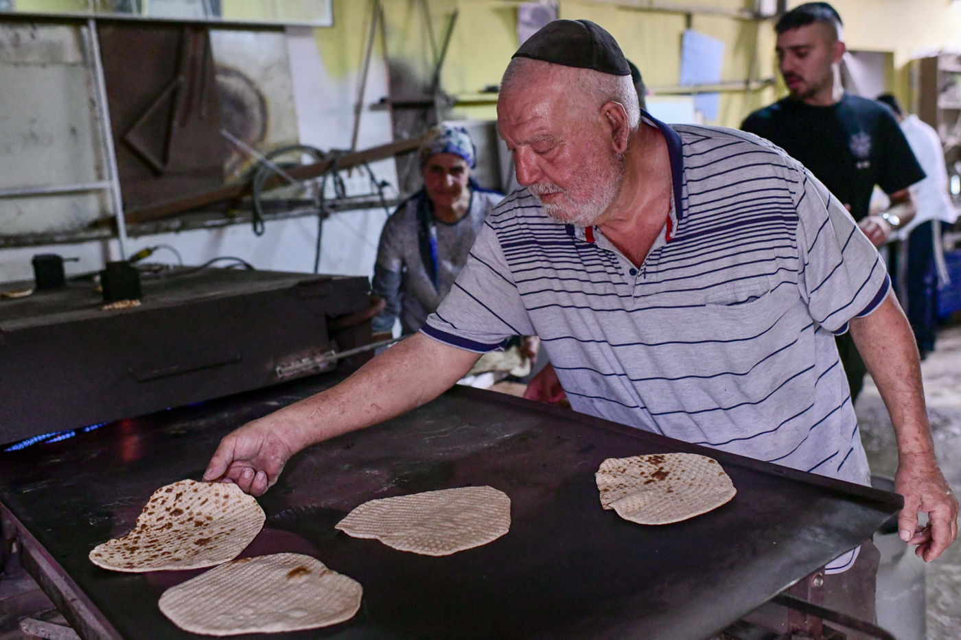 תיעוד מיוחד: אפיית המצות השכונתית בעיר יפו | צפו