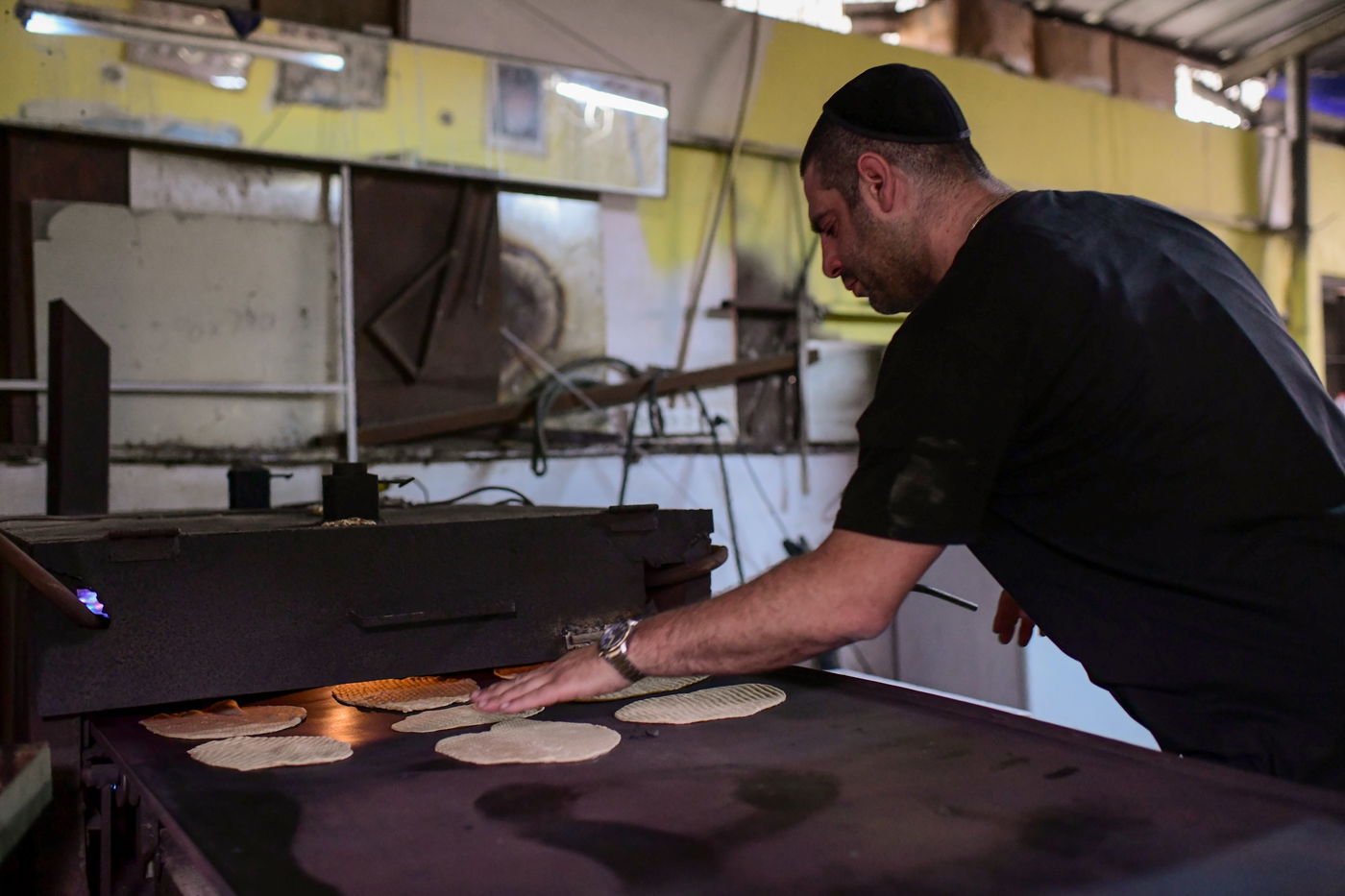 תיעוד מיוחד: אפיית המצות השכונתית בעיר יפו | צפו