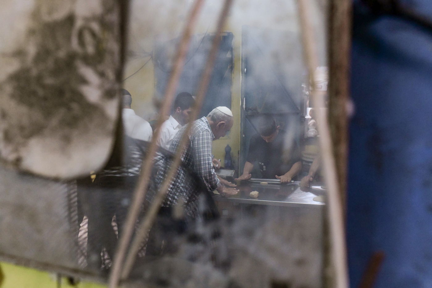 תיעוד מיוחד: אפיית המצות השכונתית בעיר יפו | צפו