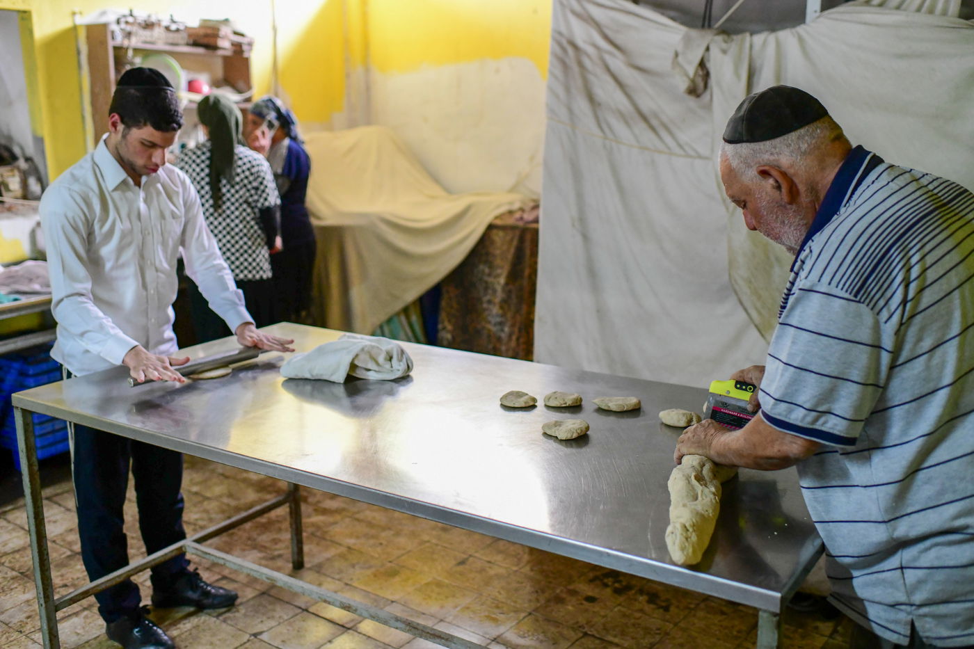 תיעוד מיוחד: אפיית המצות השכונתית בעיר יפו | צפו