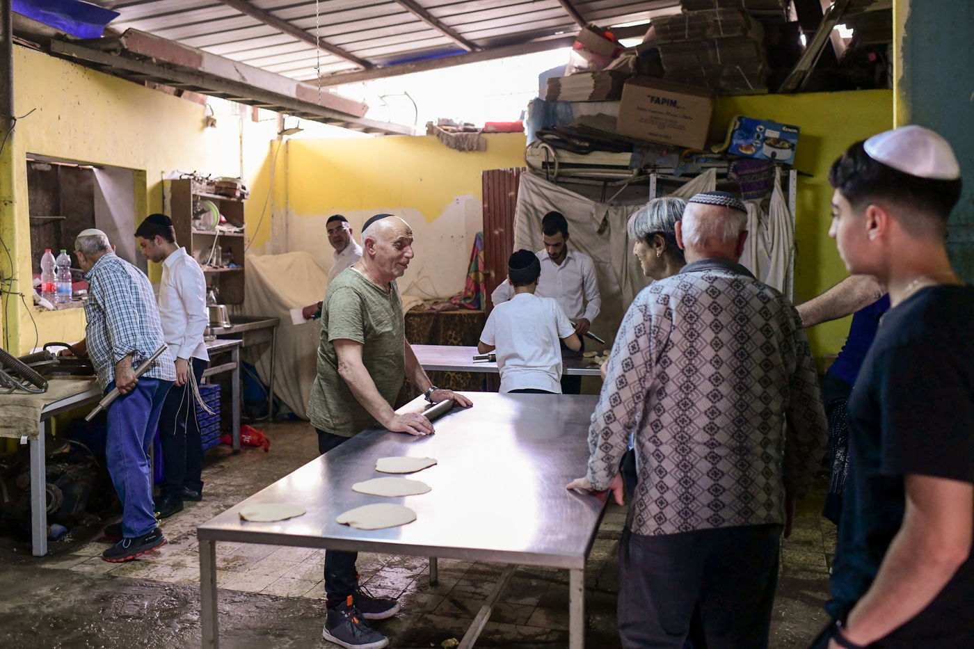 תיעוד מיוחד: אפיית המצות השכונתית בעיר יפו | צפו