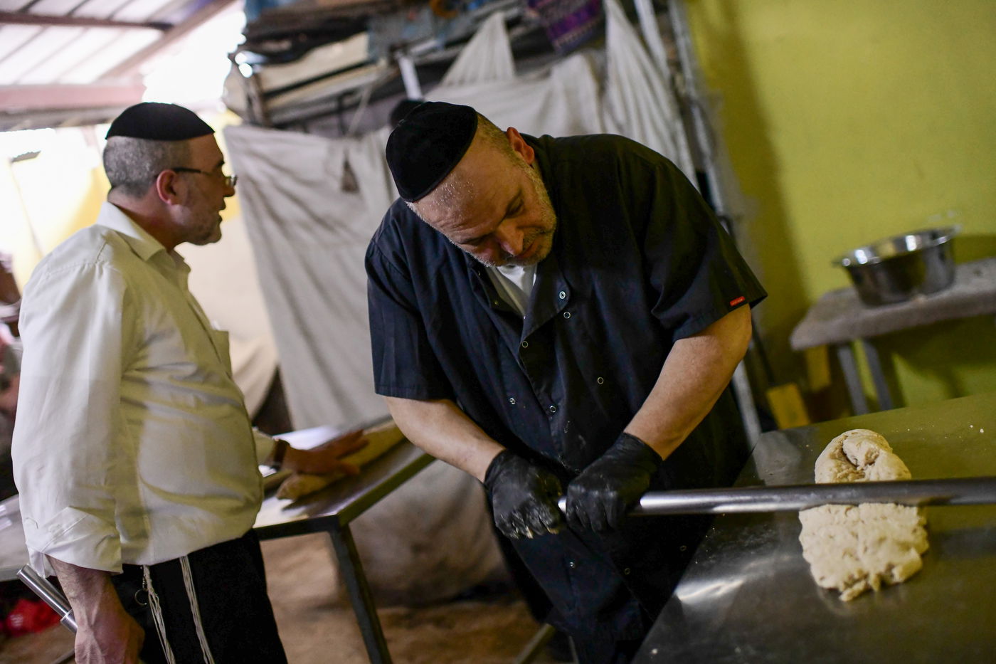 תיעוד מיוחד: אפיית המצות השכונתית בעיר יפו | צפו