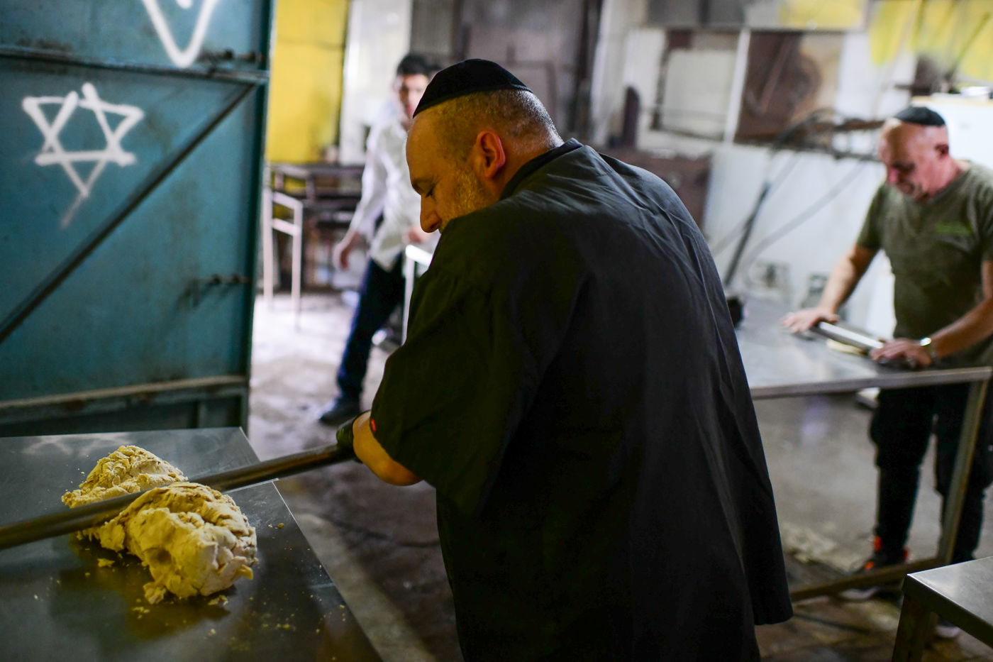 תיעוד מיוחד: אפיית המצות השכונתית בעיר יפו | צפו