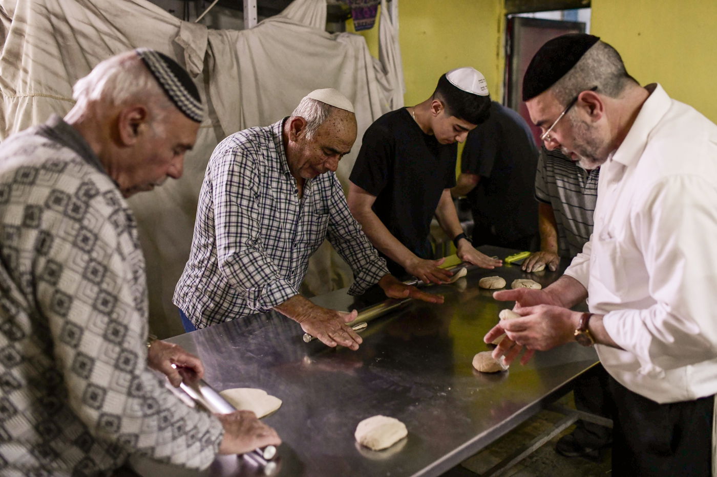 תיעוד מיוחד: אפיית המצות השכונתית בעיר יפו | צפו