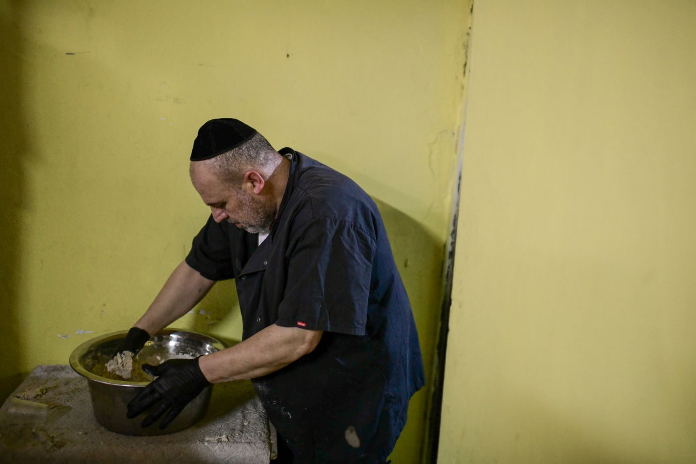 תיעוד מיוחד: אפיית המצות השכונתית בעיר יפו | צפו