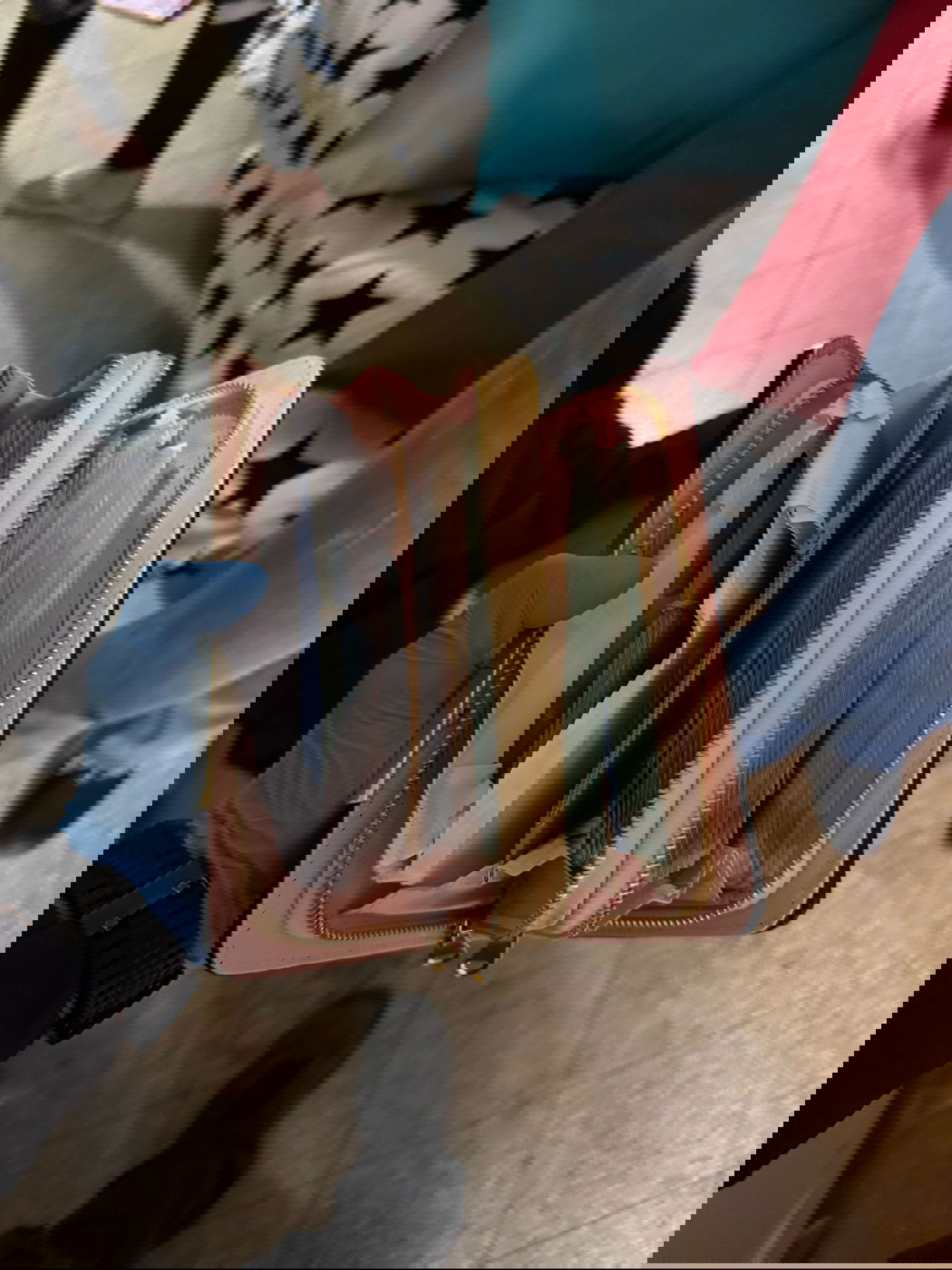 נעצרו בני זוג ש"התנדבו" לעמותת חסד וגנבו כסף וסלים