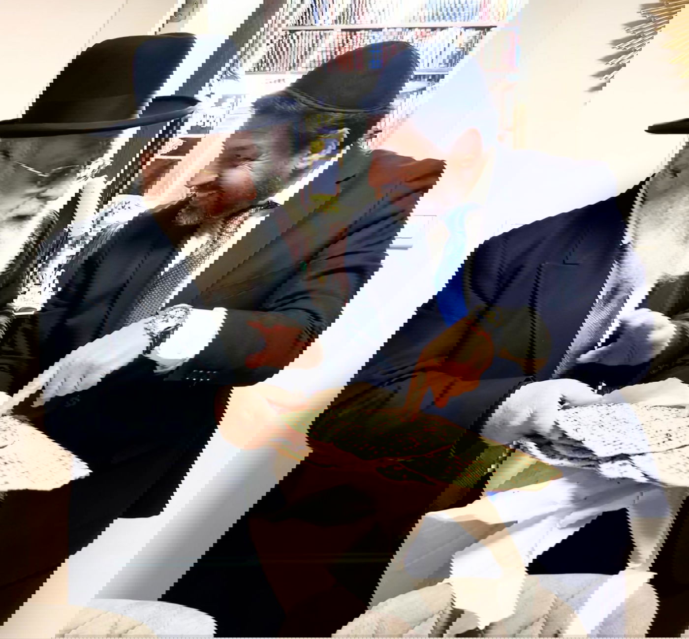 כמידי שנה: המצות של רב הסלבס לראשון לציון • צפו