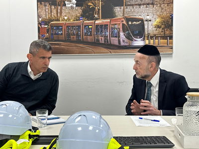 סגן השר אורי מקלב ביקר ב'דיפו' ובדק את פעילות הרכבת הקלה