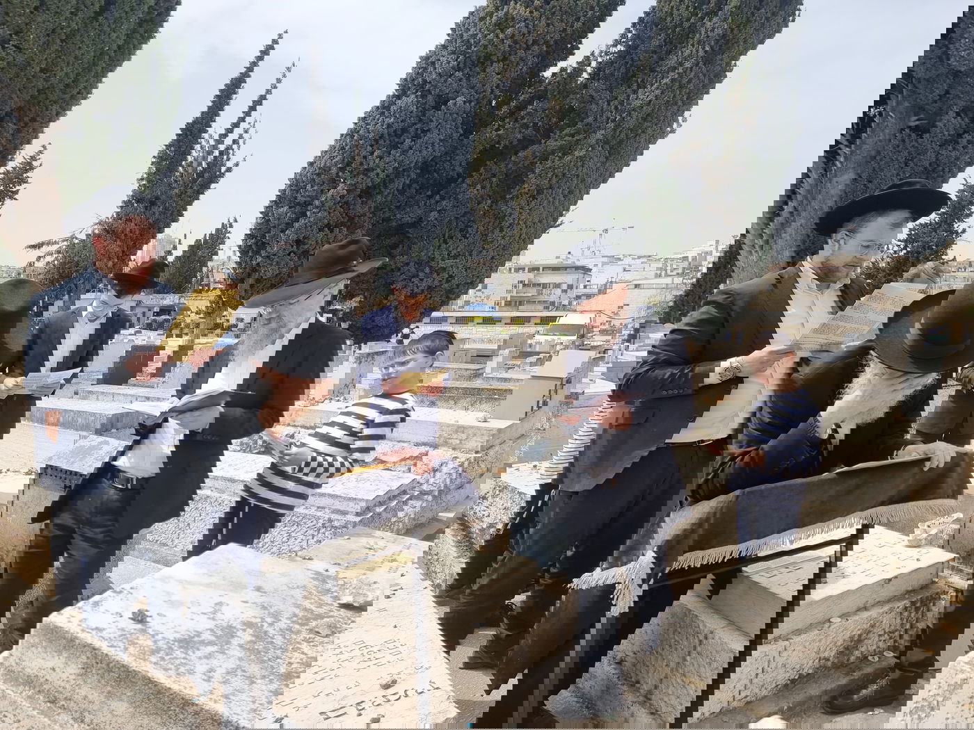 הגרב"ד אלישיב בתפילה ע"י ציון זקינו הגאון רבי אריה לוין ביום היארצייט