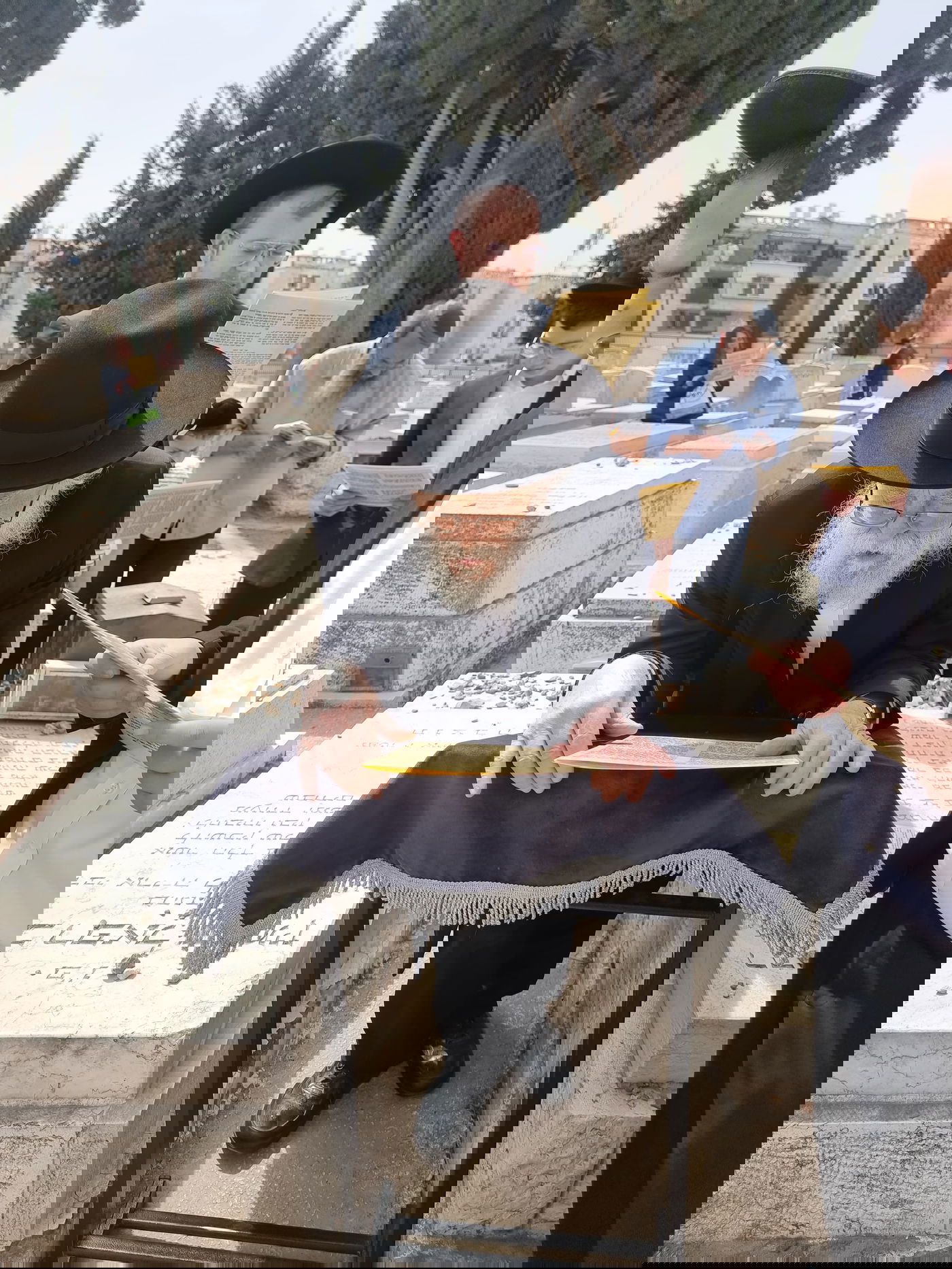 הגרב"ד אלישיב בתפילה ע"י ציון זקינו הגאון רבי אריה לוין ביום היארצייט