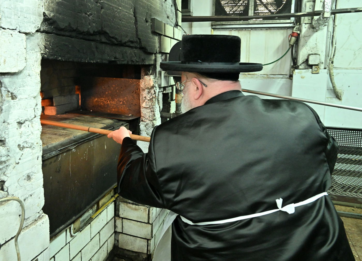 האדמו"ר מסאסוב באפיית מצות