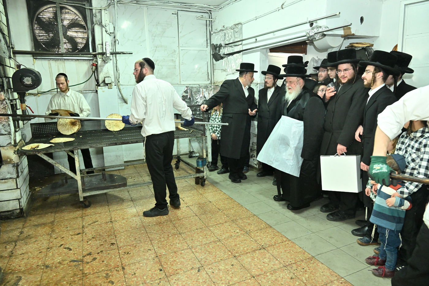 האדמו"ר מסאסוב באפיית מצות