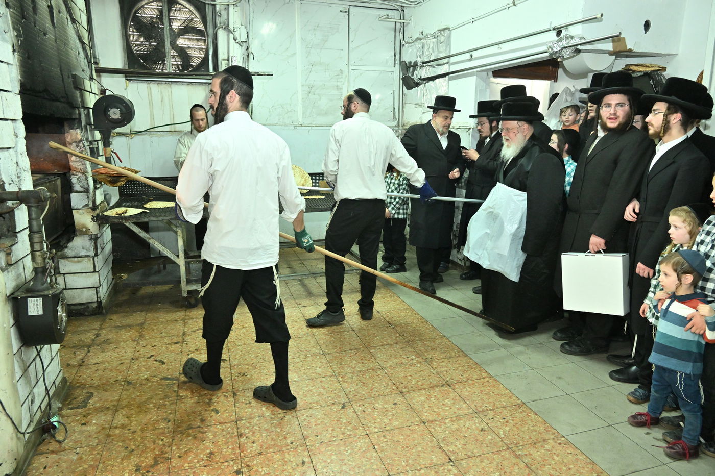 האדמו"ר מסאסוב באפיית מצות