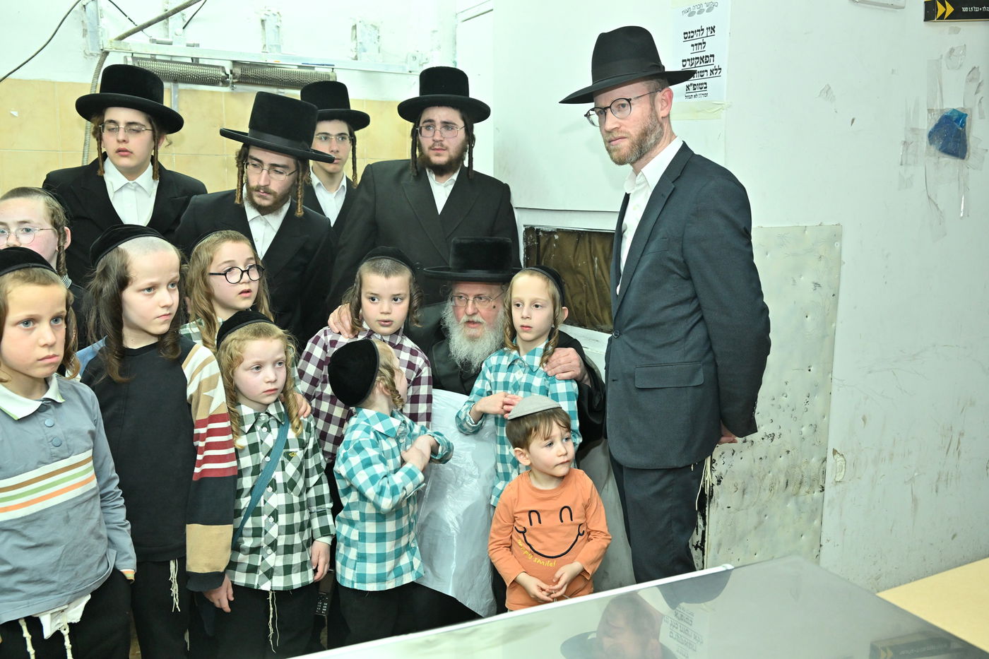 האדמו"ר מסאסוב באפיית מצות