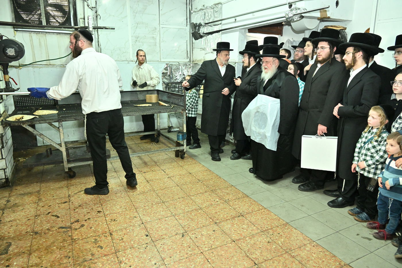 האדמו"ר מסאסוב באפיית מצות