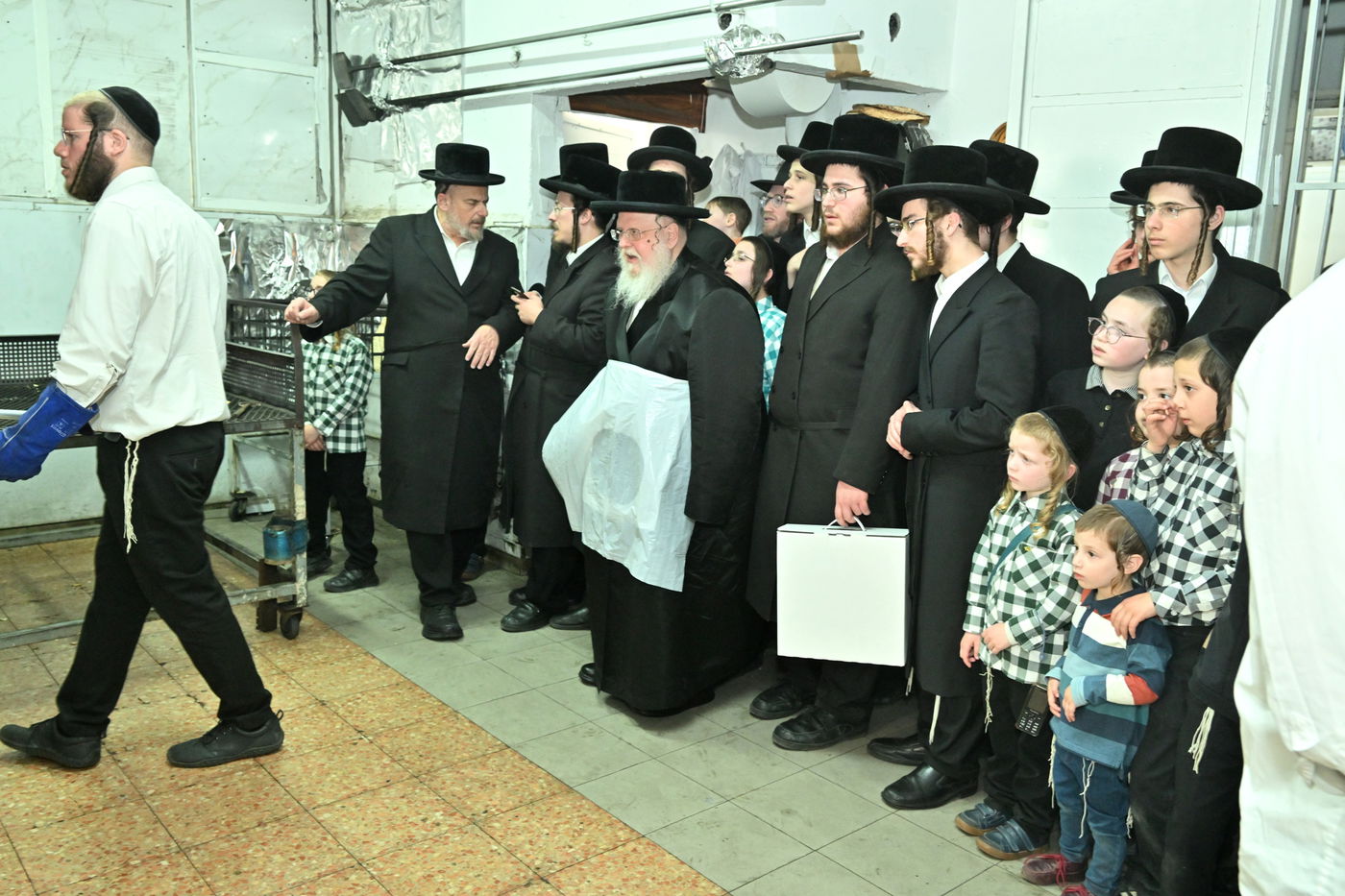 האדמו"ר מסאסוב באפיית מצות